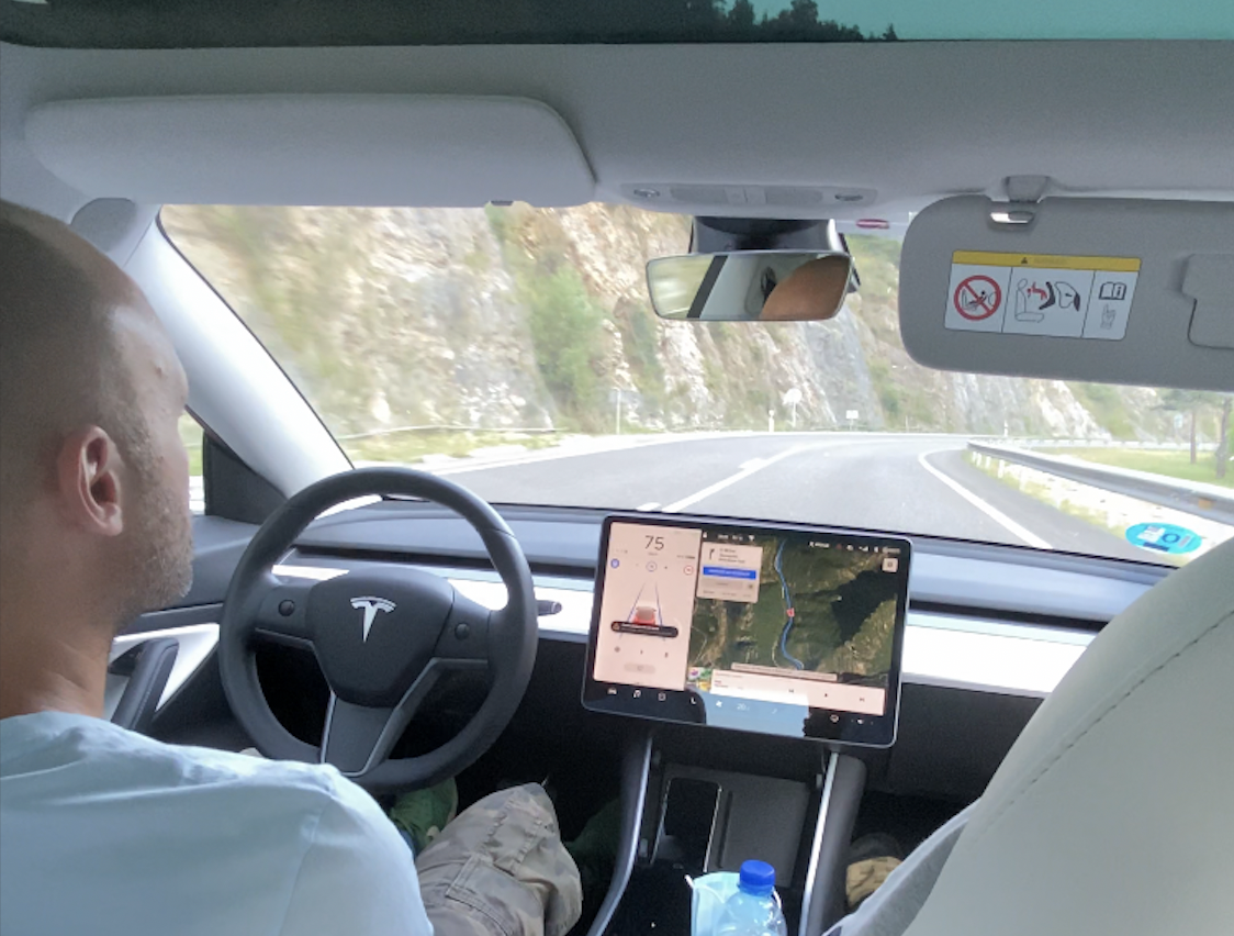 Без трещины на стекле, конечно значительно приятней ездить.