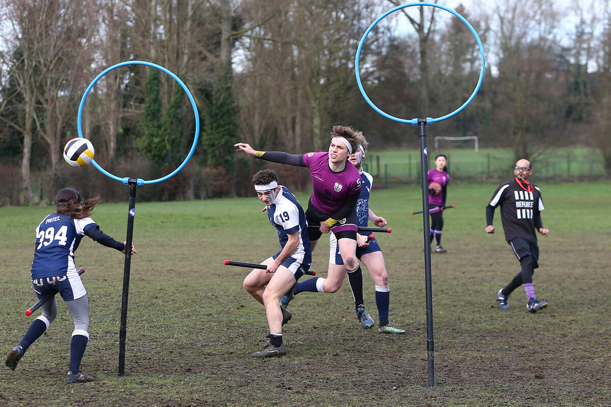 Квиддич, как официальный вид спорта ( источник фото: https://russian.rt.com/nopolitics/foto/403254-garri-potter-20-let)
