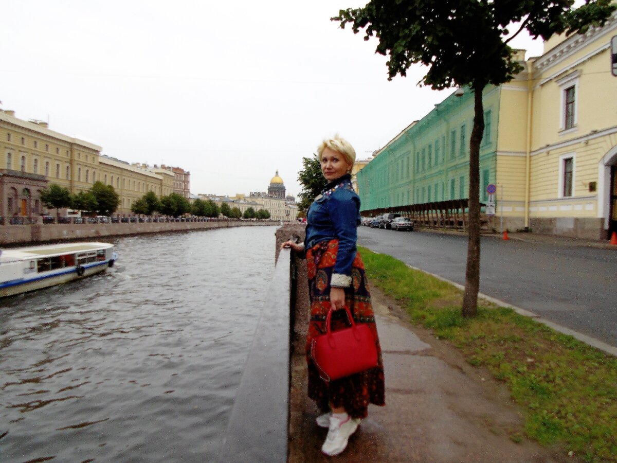 Как одеваться в питере в апреле. Уличная мода Санкт-Петербурга. Образ для поездки в Питер. Одежда для прогулок по Питеру летом. Мода Питера.