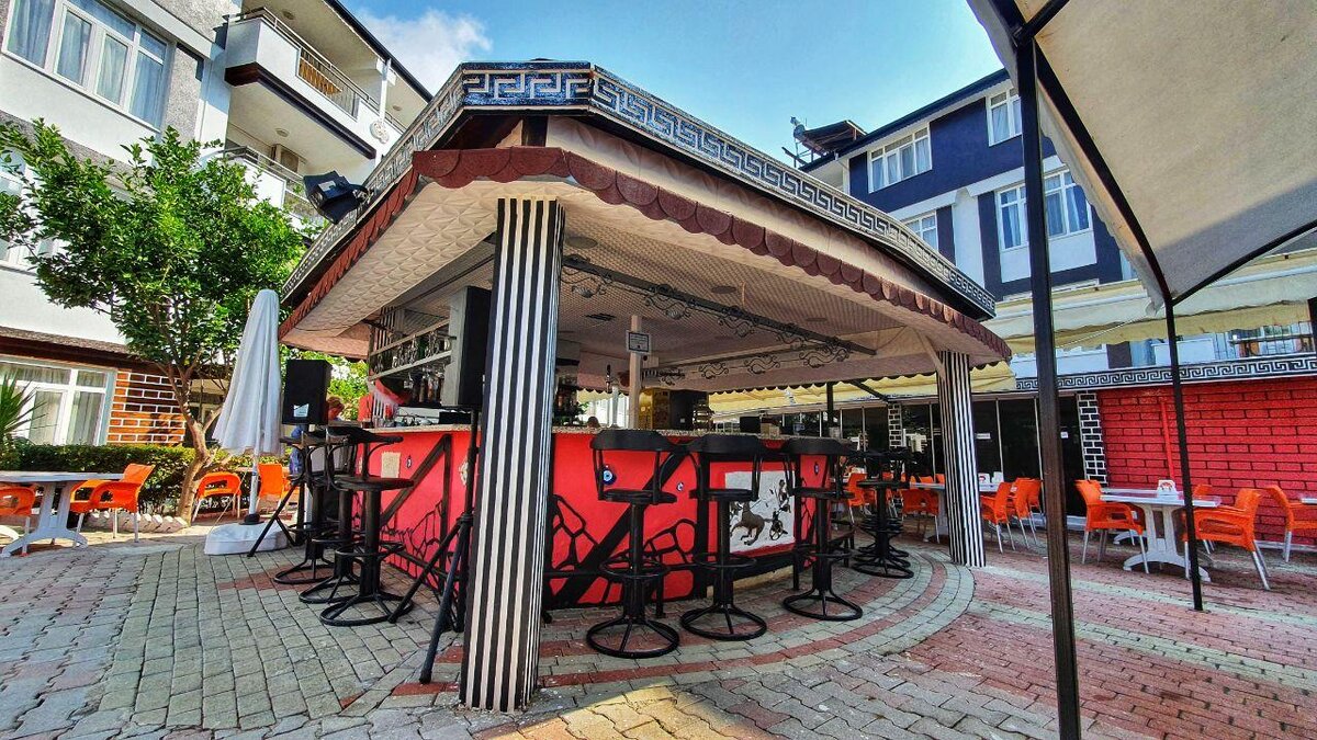 Типа бар, справа - столики, за которыми мы завтракали, обедали и ужинали