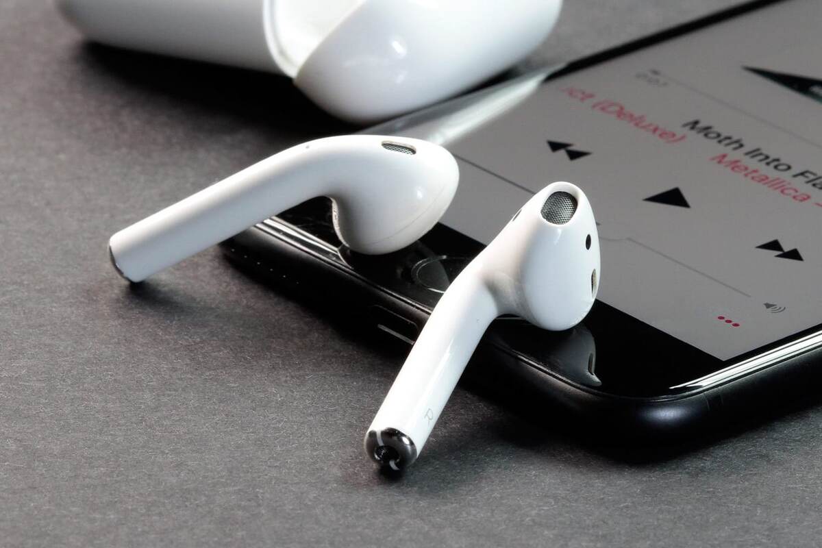 Apple AirPods.