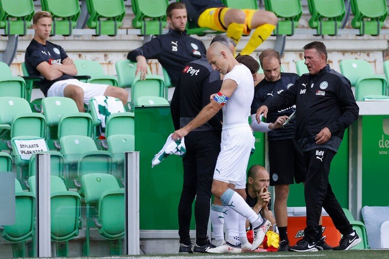 Арьен Роббен покидает поле из-за травмы
