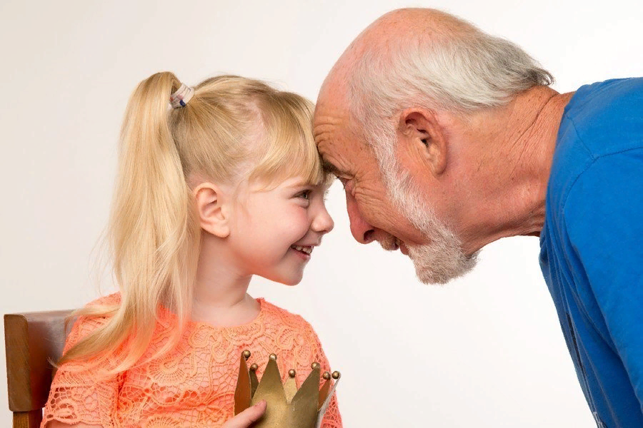 Молодая девочка и дядя. Дед с маленькой девочкой. Дядя и маленькая девочка. Дети с отчимом. Молодая девочка и дядя.