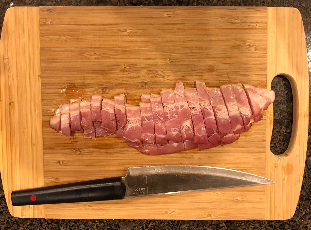 Нарезаем бекон на куски