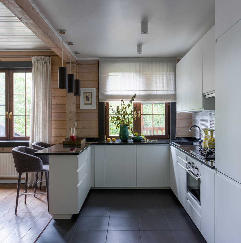 Кухня в деревянном доме: советы и реальные примеры