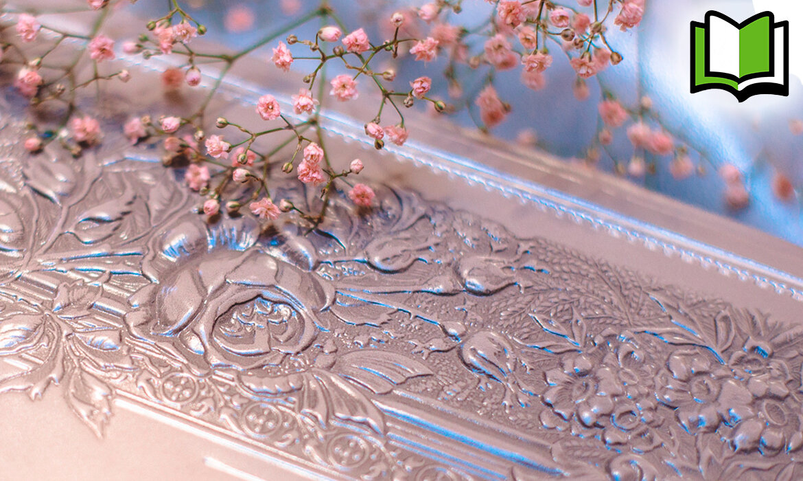 Подарочная книга в кожаном переплете с конгревным (объемным) тиснением 