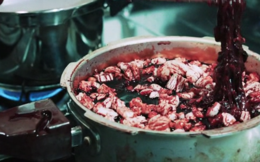 Кадр из к/ф «Жесткач» (2018), не бойтесь — это просто мясное рагу :) 