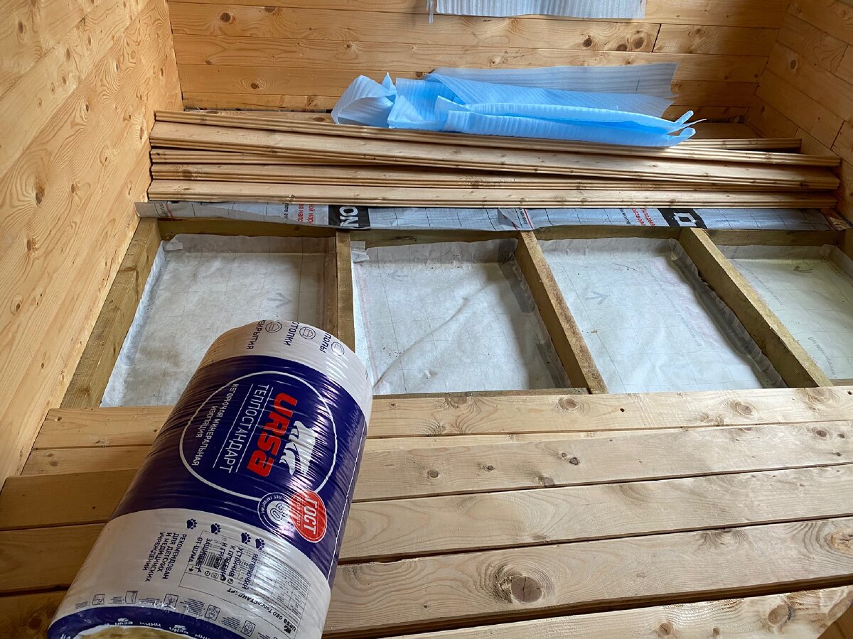 Рулон и пол «до» с щелями и кривыми досками 