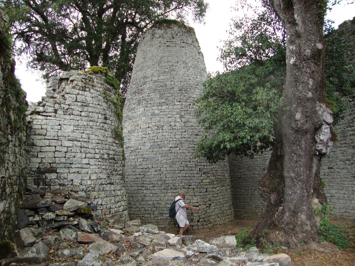 Мистическая башня в Великом Зимбабве  (уууу, какой маленький человек. Надеюсь, наши хрущевки прослужат нам столько же, они вроде из таких же кирпичей построены)))