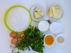 Как испечь хлеб косичку с чесноком и пряными травами? Подготовьте все необходимые ингредиенты. Муку берите высшего сорта, яйца - С1 или С0. Яйца и масло за 1-1,5 часа до начала приготовления достаньте из холодильника. Чтобы тесто получилось удачным, яйцо должно быть комнатной температуры, а масло должно стать мягким. Из зелени я взяла все, что у меня было дома - петрушку, укроп и тимьян.