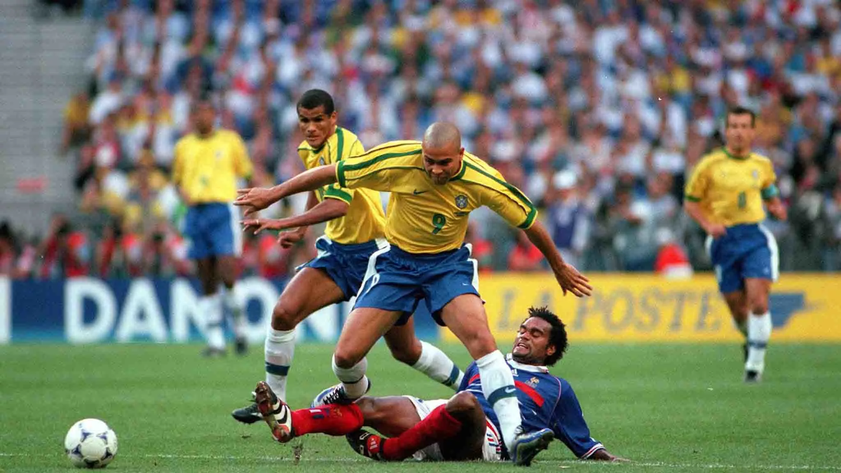 Город бразилия франция. Франция Бразилия 1998 финал. Роналдо ЧМ 1998. Франция Бразилия 1998 Зидан. ЧМ 1998 финал Франция Бразилия.