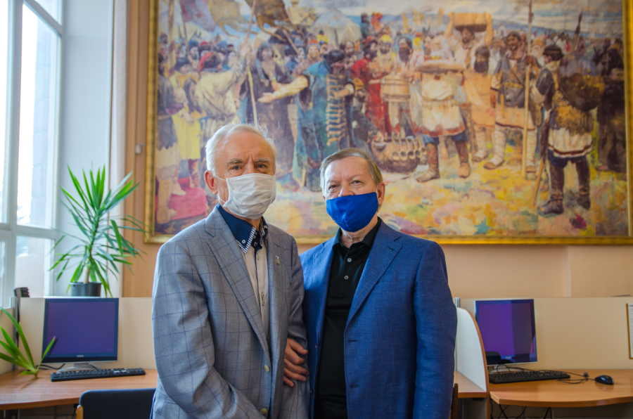 Президент ЮУрГУ Герман Платонович Вяткин (слева) возле репродукции картины Василия Андреевича Неясова  «Воссоединение волжских народов с Россией». Фото Данила РАХИМОВА.