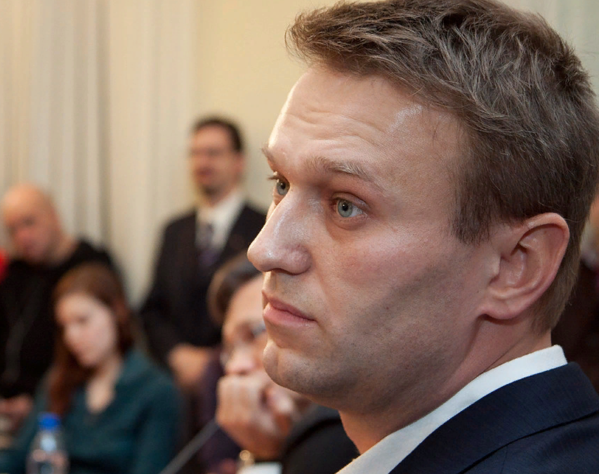 На фото Алексей Навальный, он смотрит влево, слегка удивленным взглядом