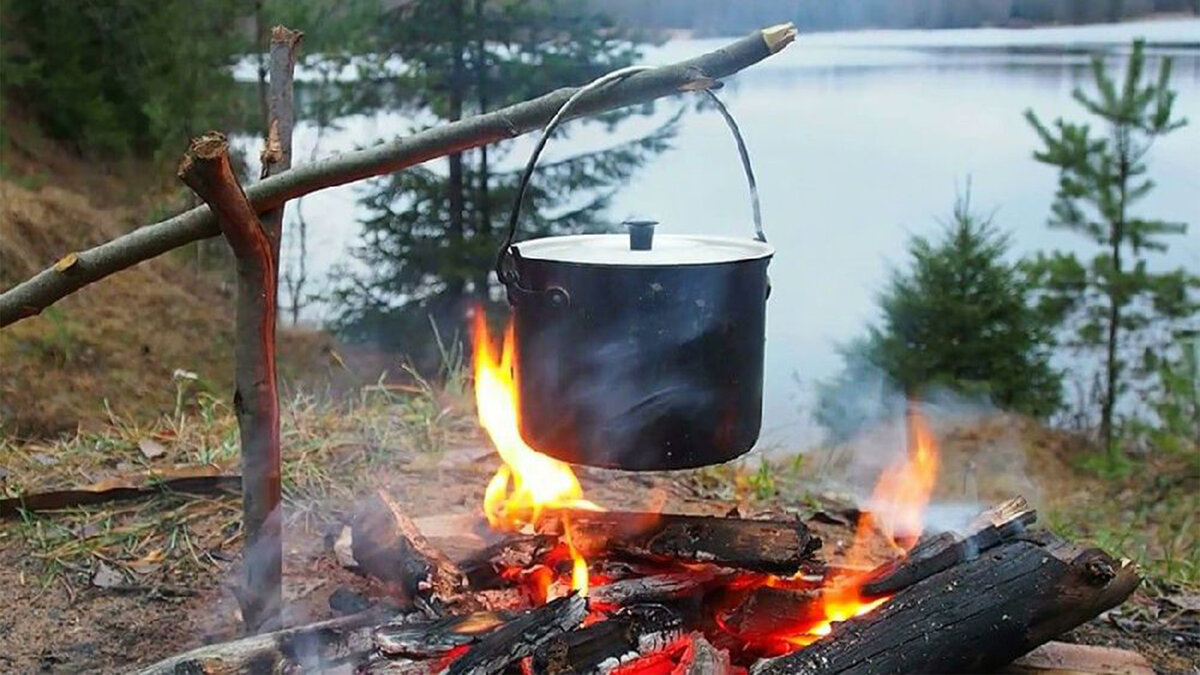 Котелок с кипящей водой