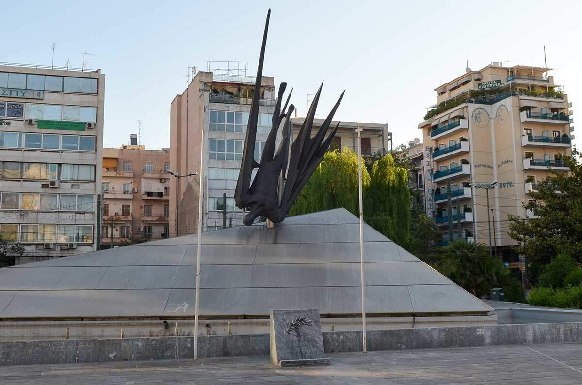 Памятник Икару в Афинах.  Греция, г. Афины, пл. Караискаки