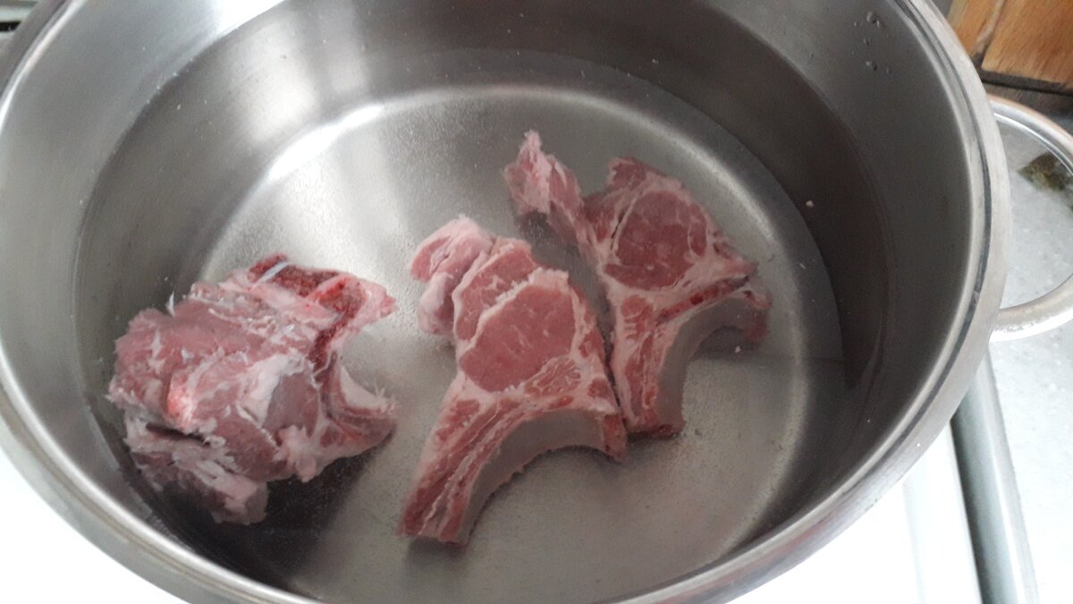 Дождёмся кипения и добавим в казан щепотку соли. 