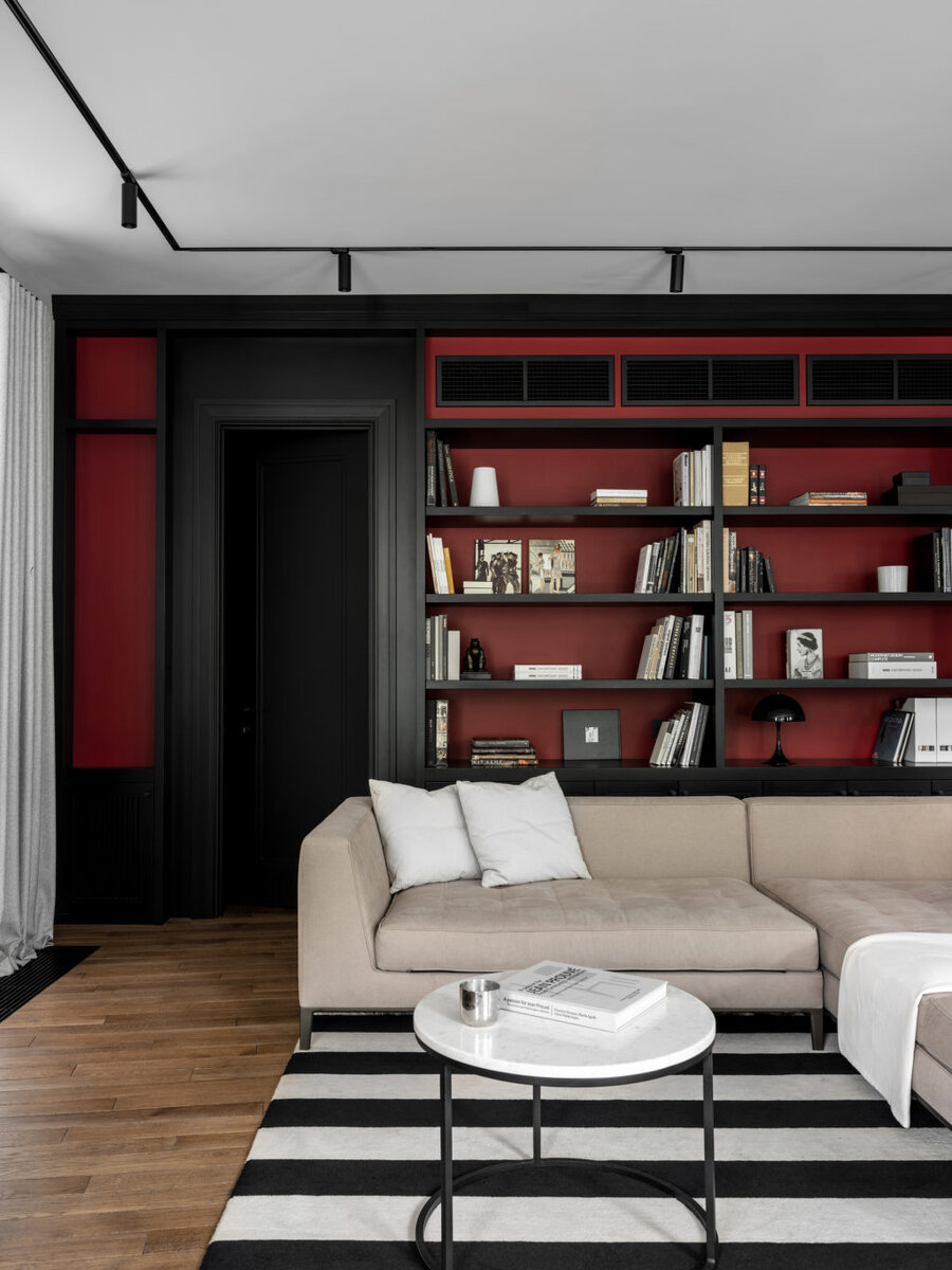 Гостиная, вид от окна. Стеллаж, Attribut; диван, Maxalto; свет, Centrsvet.
