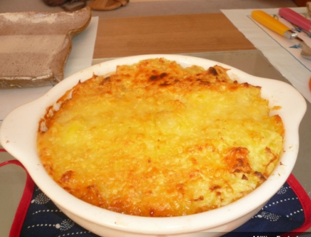 Ингредиенты:

филе морской рыбы (я взяла хек) - 1 кг
луковицы - 2 шт
картофелины - 4 шт
твердого сыра - 250 гр
растительного масла - 4 ст.л
мука - 5 ст.л
соль - - по вкусу
майонез - 150 мл
перец черный молотый - - по вкусу
Предлагаю вашему вниманию рецепт приготовления – Рыба запеченная с картофелем. Это очень оригинальная запеканка, которая обязательно понравится вашим домочадцам. Рыбка запеченная с картофелем подается к столу в качестве самостоятельного блюда. Это блюдо получается очень нежным, сытным и необыкновенно вкусным!


Как сделать


Филе нарезаем на порционные куски, солим, перчим, обваливаем в муке, обжариваем на растительном масле и выкладываем в форму для запекания



Нарезаем кольцами лук и обжариваем на сковороде. После выкладываем поверх рыбы и поливаем майонезом



Отваренный в мундире картофель очищаем от кожуры и натираем на терку. Выкладываем поверх лука и поливаем майонезом



Поверх картофеля выкладываем натертый на крупную терку твердый сыр



Отправляем в духовку на 15 минут, разогретую до температуры 180 градусов


Готово!