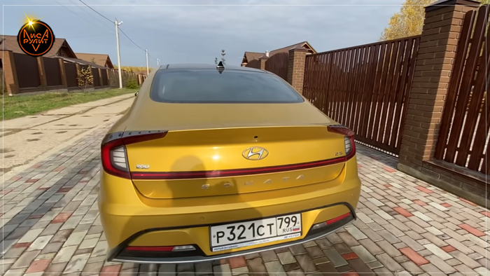 Hyundai Sonata сзади