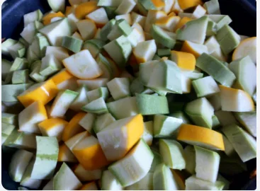 Дольки разноцветных кабачков