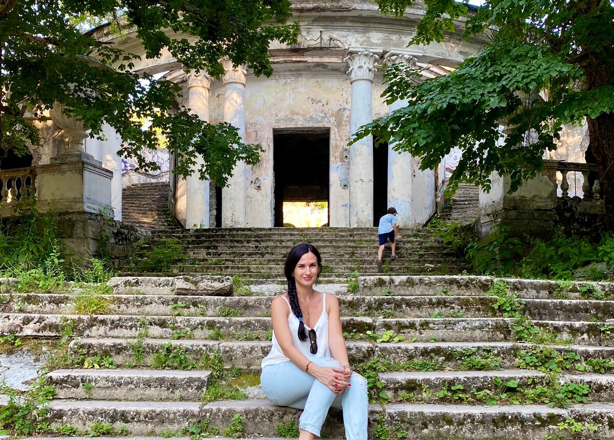 Это я на полуразвалившийся лестнице ресторана 