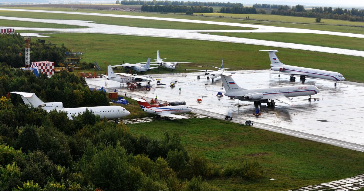 Самолеты семейства Ил-62 серийно выпускали в 1966–1995 годах на авиационном заводе в Казани. Всего было построено 289 самолетов. Из этого количества 81 самолет изготовили для экспорта в социалистические страны. Ил-62 на протяжении нескольких десятилетий выполнял функцию «самолета №1», перевозившего первых лиц государства: от Брежнева до Ельцина. Он перестал быть «самолетом президента» лишь в 1995-м, когда ему на смену пришел Ил-96. Именно в Казани происходит обслуживание действующих машин. 