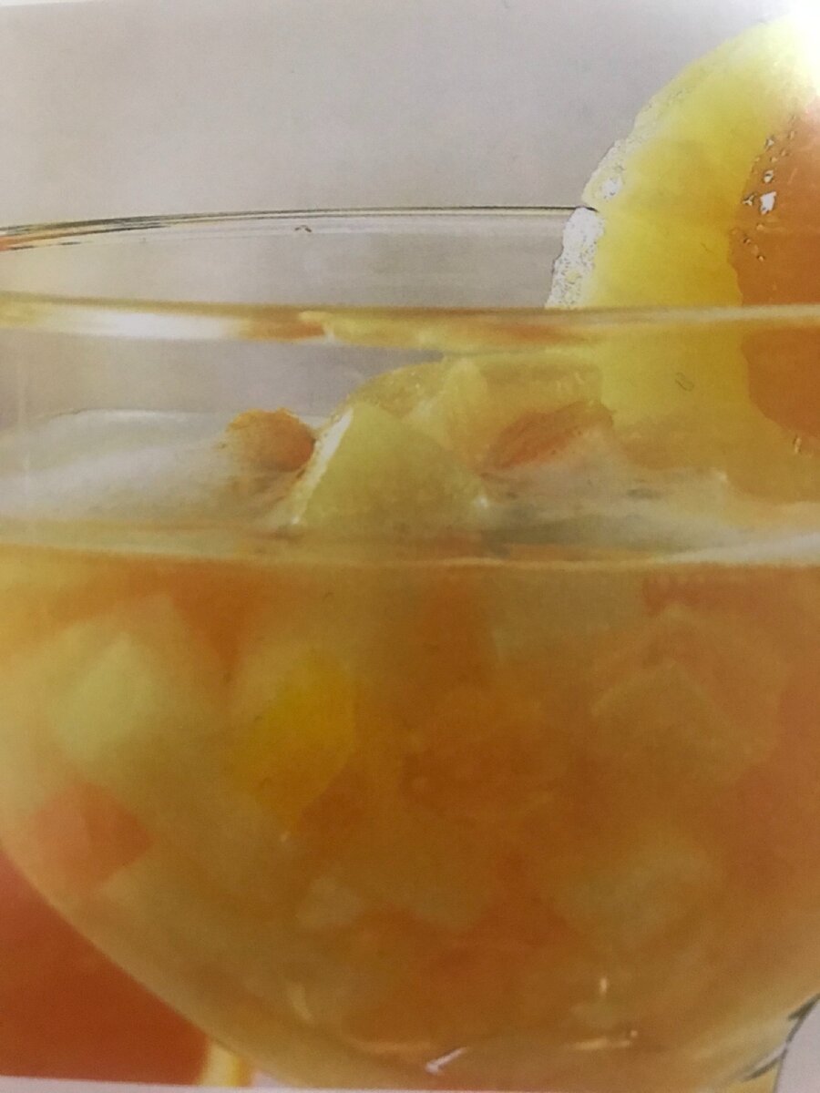  На краю бокала укрепите кружок апельсина , можно лимончика ☺️