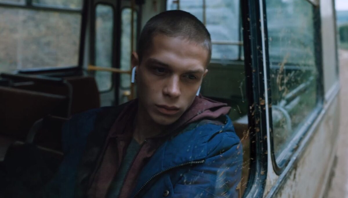 Главную роль в сериале исполнил Глеб Калюжный