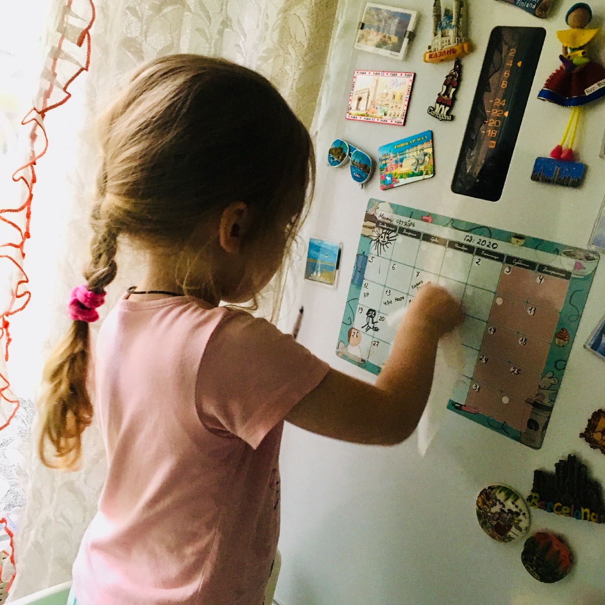 Дочка развлекается дома, как может