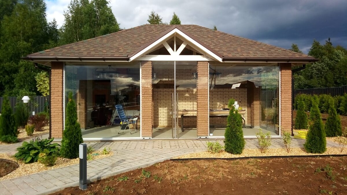 Работы компании "ЮнитГласс"  по остеклению беседок