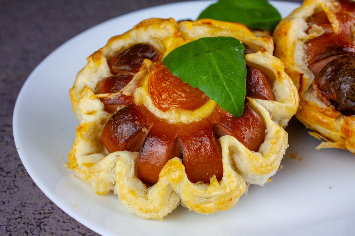 Сосиска в тесте на праздничный стол