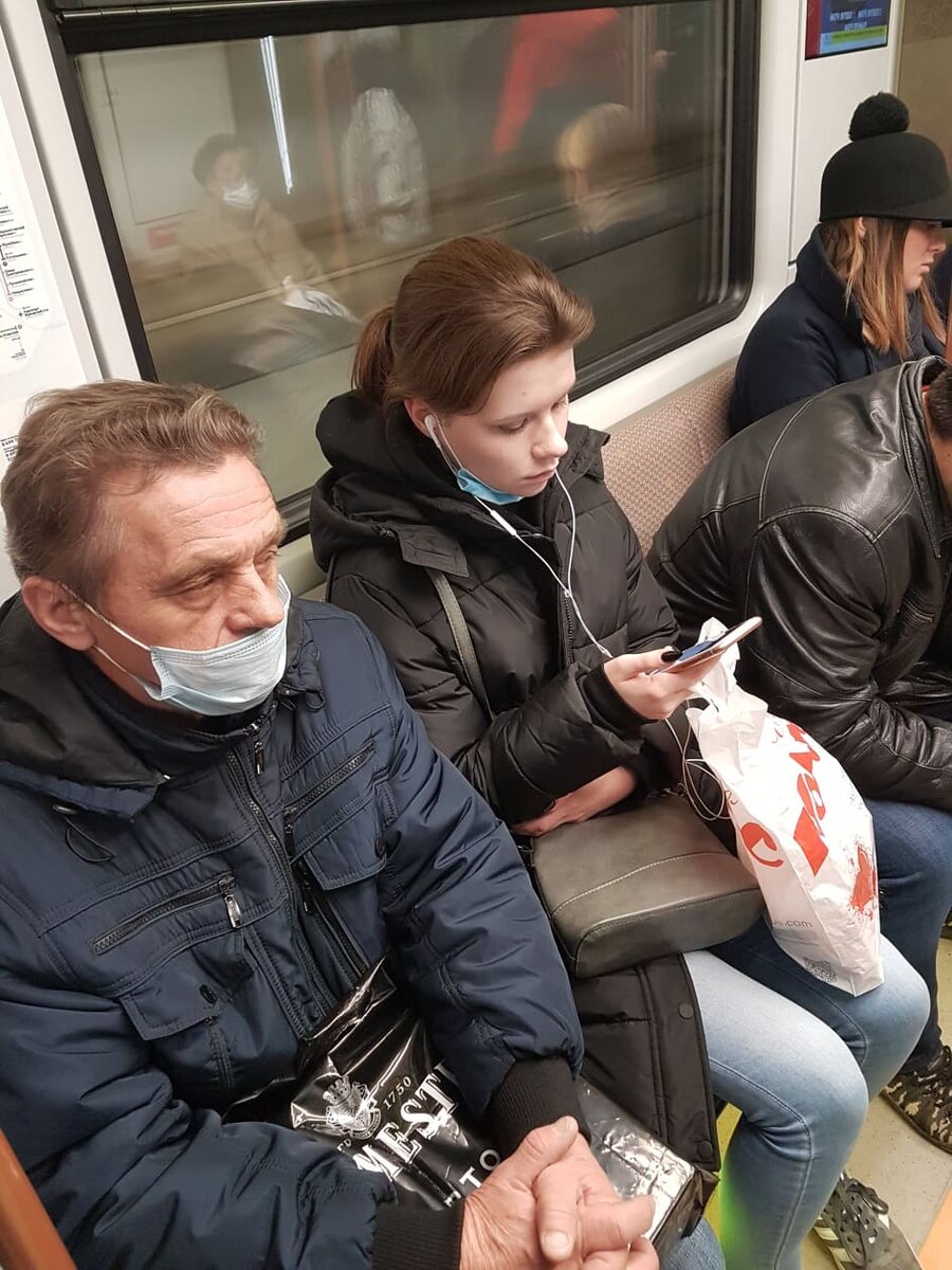 В Московском метро. Один пассажир в маске, другой нет. Перчаток нет. Сидят плотно. Фото автора