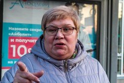 Ирина, техник: 
Почувствовала изменения. Стало только хуже. Автобусы забиты битком. Особенно с утра. В этих маленьких красных автобусах всего 19 мест. Только разве задняя площадка появилась, но если туда заходит мама с ребенком, то ей придется всю дорогу стоять, присесть негде. Видно по количеству народа на остановке, что чаще автобусы ходить не стали.