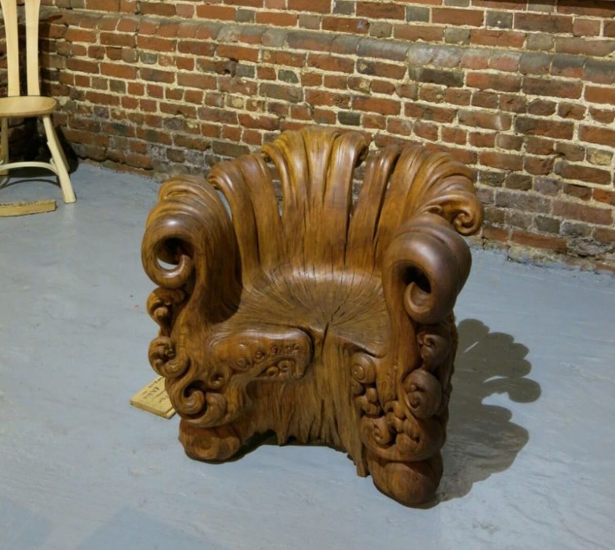 Деревянное резное кресло