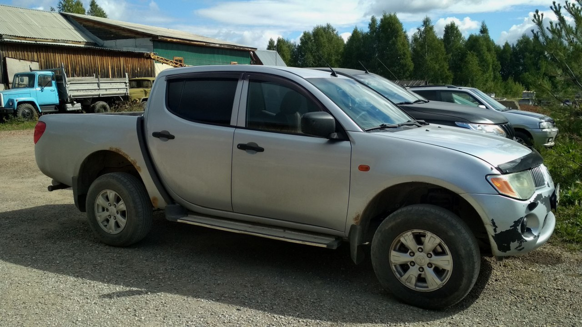 #mitsubishi #l200 #ремонт
Заглянул в электросхему, сигнал скорости и значение уровня топлива, приходят на приборку, с соответствующих датчиков. Померил датчик уровня топлива - в обрыве.