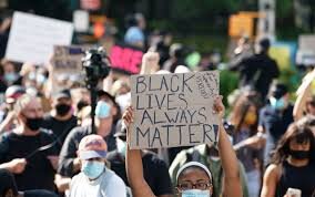 Плакаты Blacks life matters. Фото из интернета 