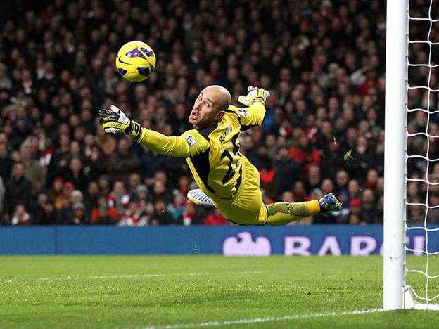 Пепе Рейна, в воротах Ливерпуля.