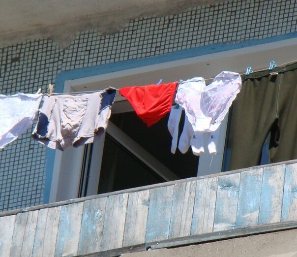 Женские трусы висят на балконе