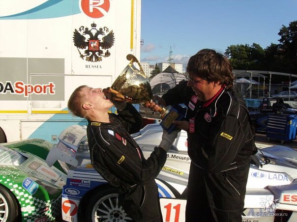 Механики тоже пьют из кубков.