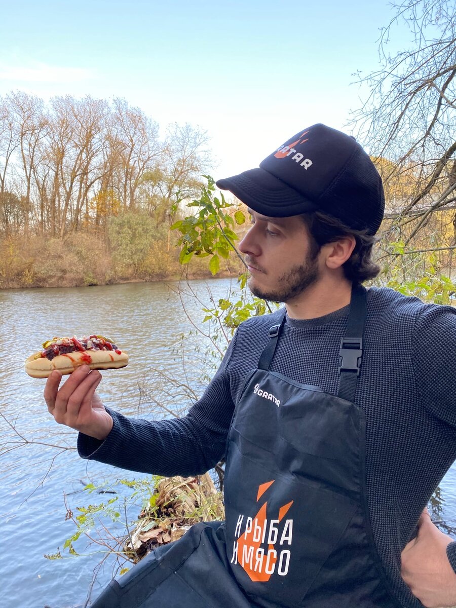 Общаюсь с хот догом:))) 