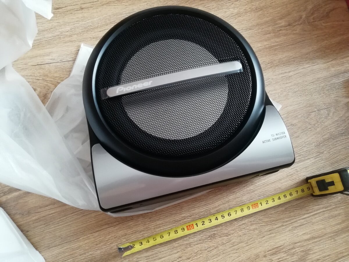 Главные плюс активного саба - компактность. Усилитель в одном корпусе с динамиком. Ширина - корпуса 27 см. Листай вправо >>>