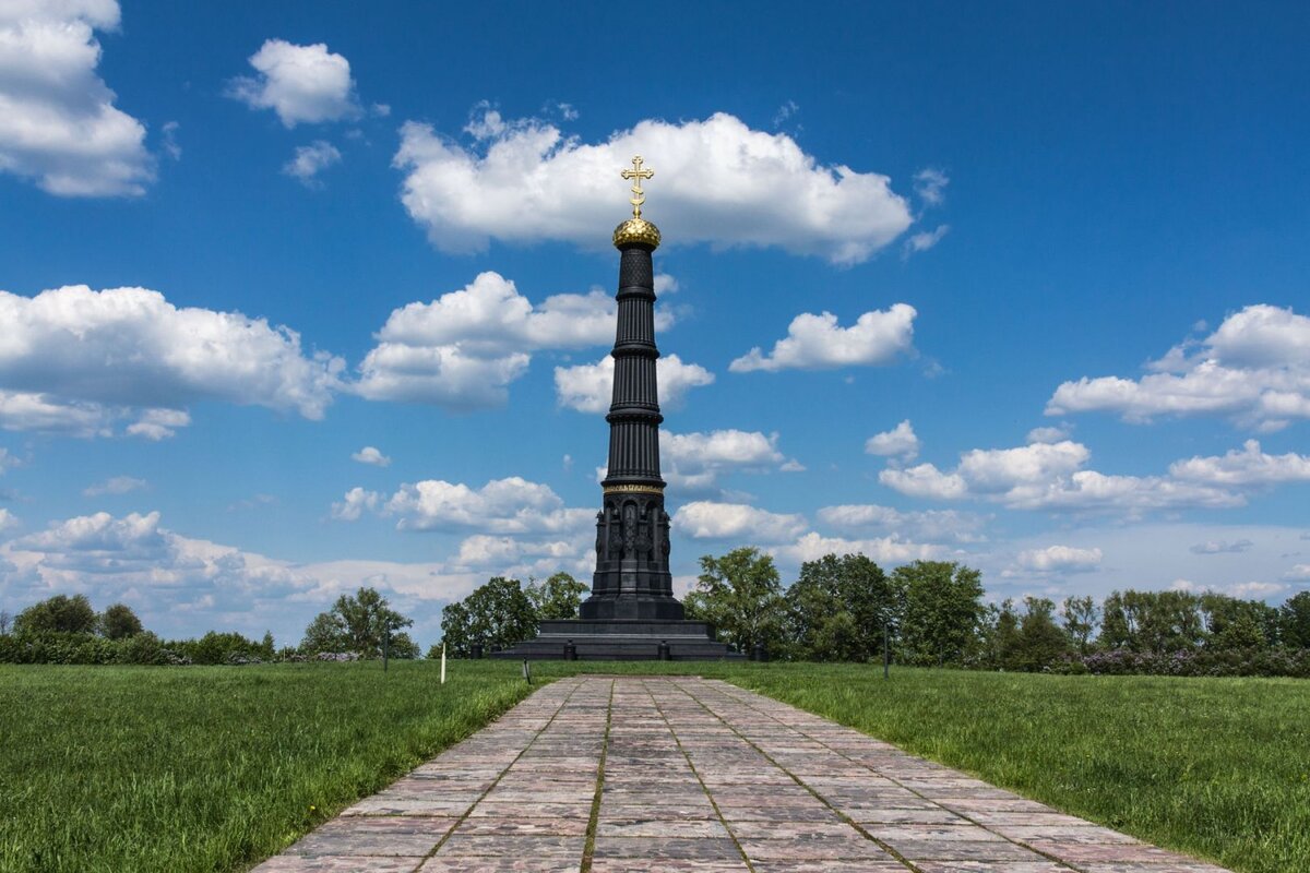 Памятник в честь. Памятник-Обелиск Дмитрию Донскому на Красном Холме. Мемориал на Красном Холме Куликово поле. Дмитрий Донской памятник Куликово поле. Памятник колонна Дмитрию Донскому на Куликовом поле.