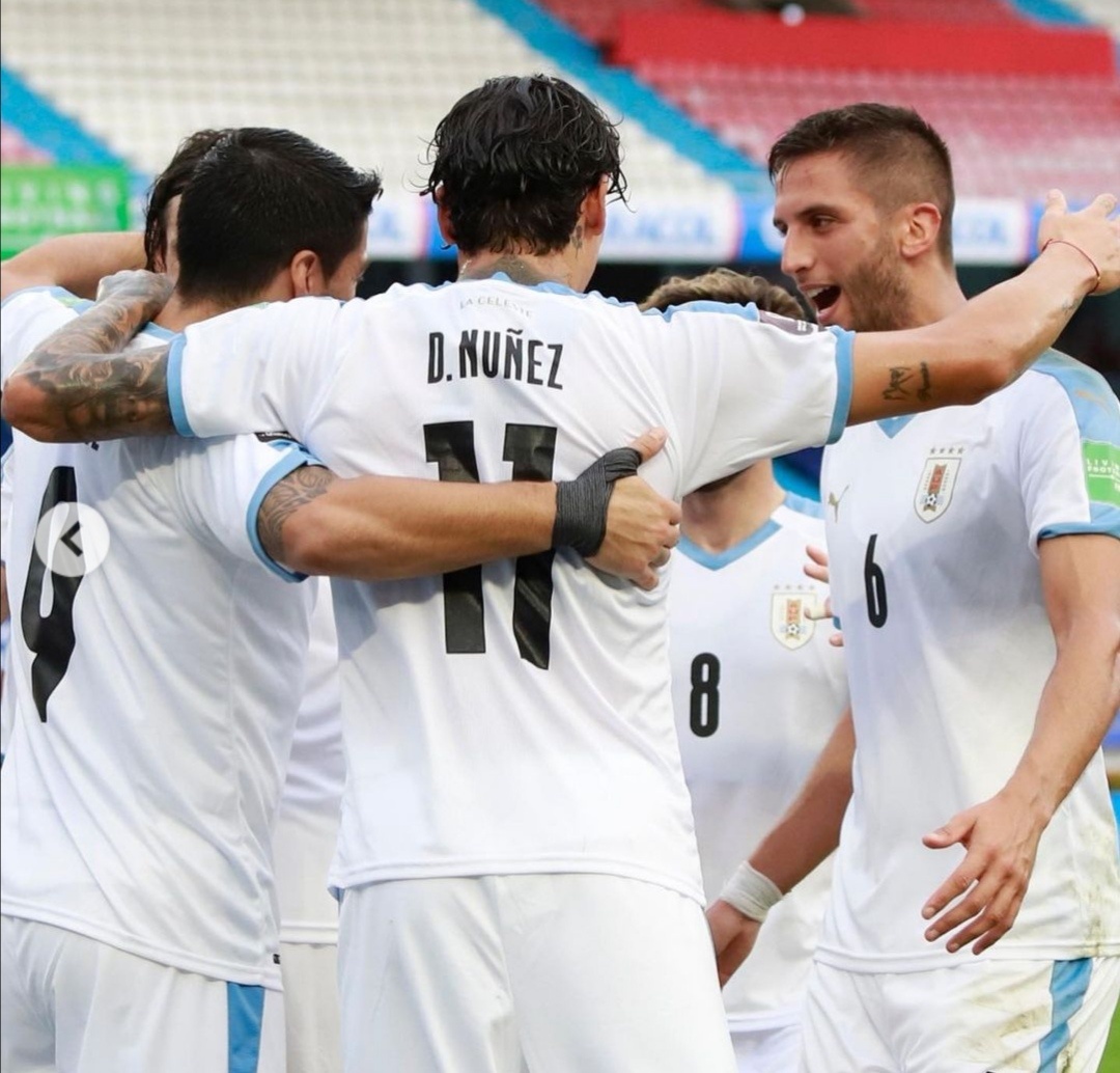 
В концовке матча на 90-й минуте за вторую жёлтую карточку у Колумбийцев был удалён защитник Ерри Мина.
Как итог удручающая колумбийская игра закончившаяся разгромом 0:3
Уругвай после победы набирает 6 очков после 3-х туров и занимает на данный момент 4-ю строчку, а Колумбия после поражения с 4 очками откатилась на 7 место. Напомним, что всего в этой отборочной зоне "Конмебол" участвуют 10 сборных, 4 лучшие команды выходят на прямую на мундиаль, а 5-я команда играет в стыках. Возглавляет группу сборная Бразилии с 9-ю очками, а замыкают Венесуэла и Боливия с нулём!