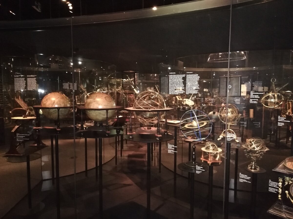 В зале с оборудованием для наблюдения за звездным небом - там темно и снимки получаются так себе (фото из личного архива)