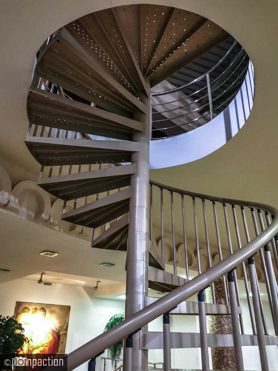 Лестница к тренажерному залу