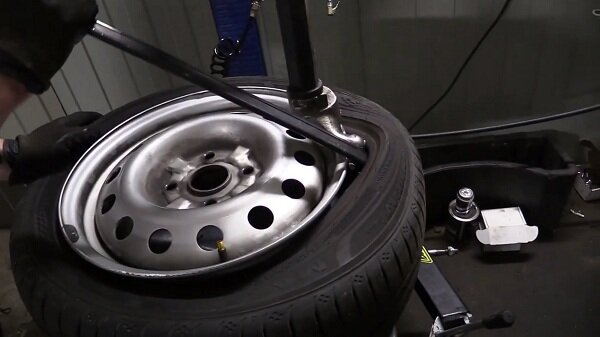 Самые распространенные способы обмана при шиномонтаже