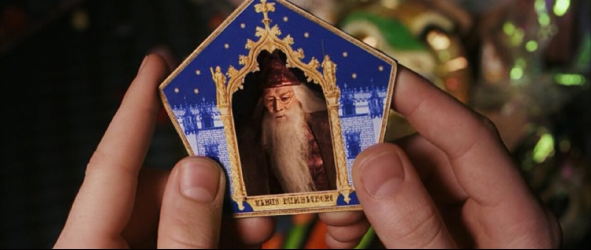 Как выглядит карточка в фильме. Кадр из фильма Гарри Поттер и философский камень