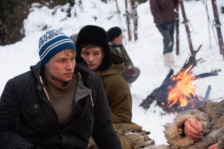 Кадр из сериала "Перевал Дятлова". На переднем фоне актер в образе Игоря Дятлова