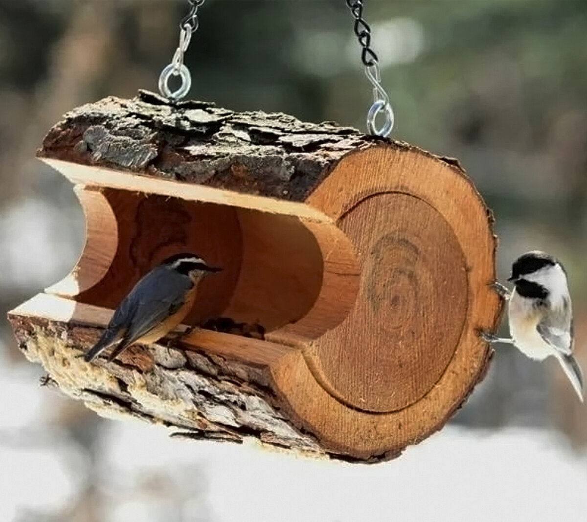 Подвесная кормушка из бревна
