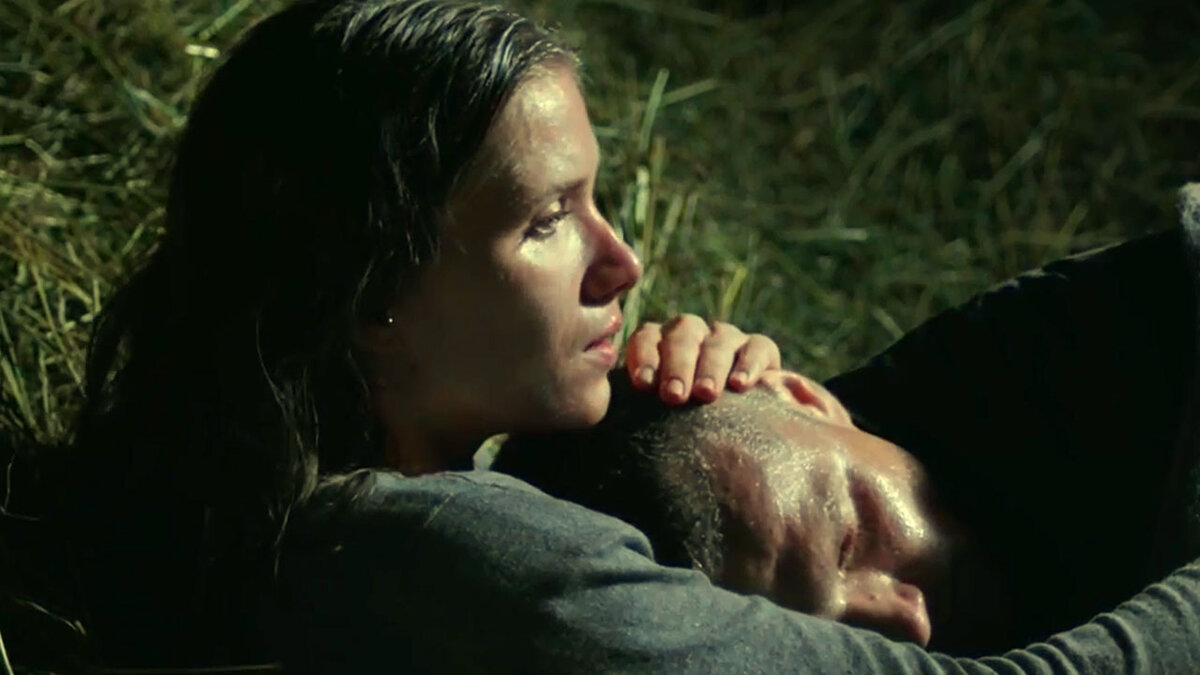 Кадр из фильма "Кремень" 2012 года. Настя на сеновале с Шамановым.